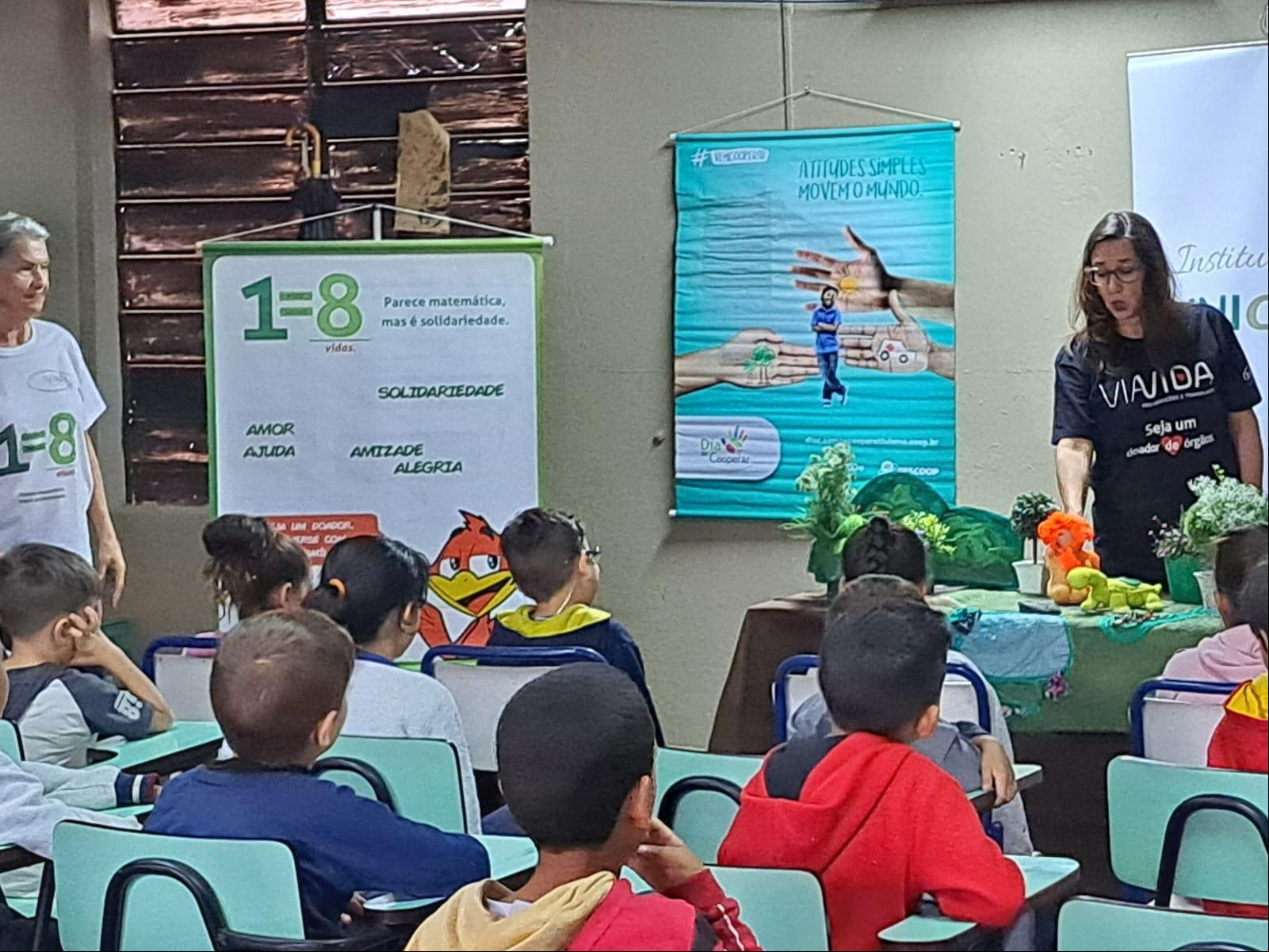viavida-instituto-escola Alunos acompanham uma contação de história sobre doação e solidariedade, promovida pelo Instituto ViaVida em uma escola do RS