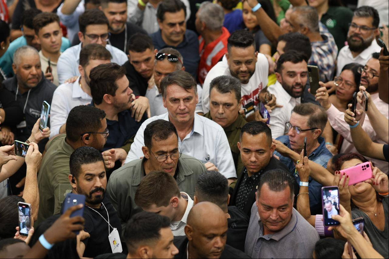 Críticas ao STF dão o tom de ida de Bolsonaro a igreja de família de Nikolas