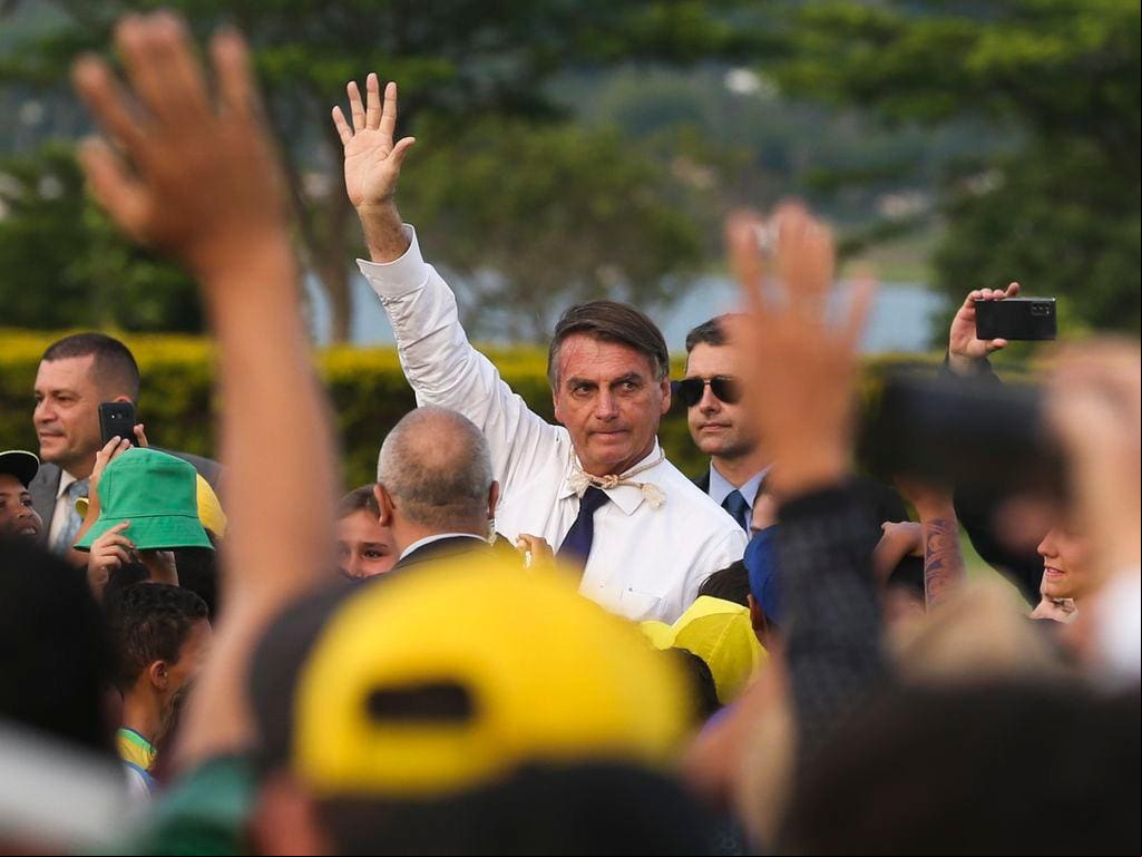 Jair Bolsonaro acena para apoiadores em uma das últimas aparições públicas quando era presidente do Brasil