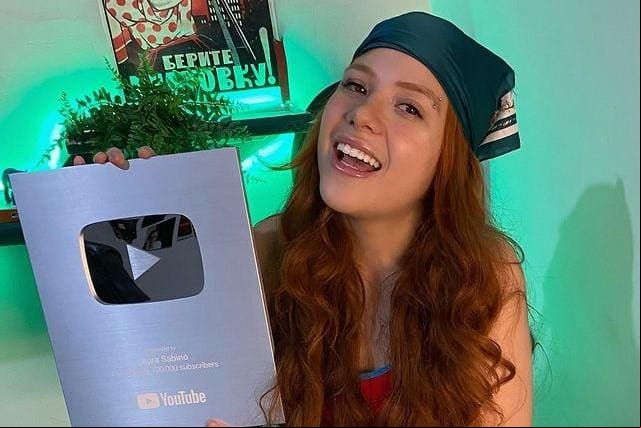 Laura Sabino é influencer de esquerda no Brasil