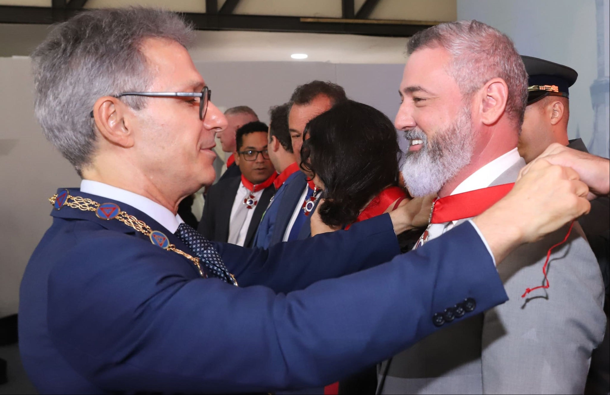 O secretário Leônidas recebe a medalha das mãos do governador Romeu Zema