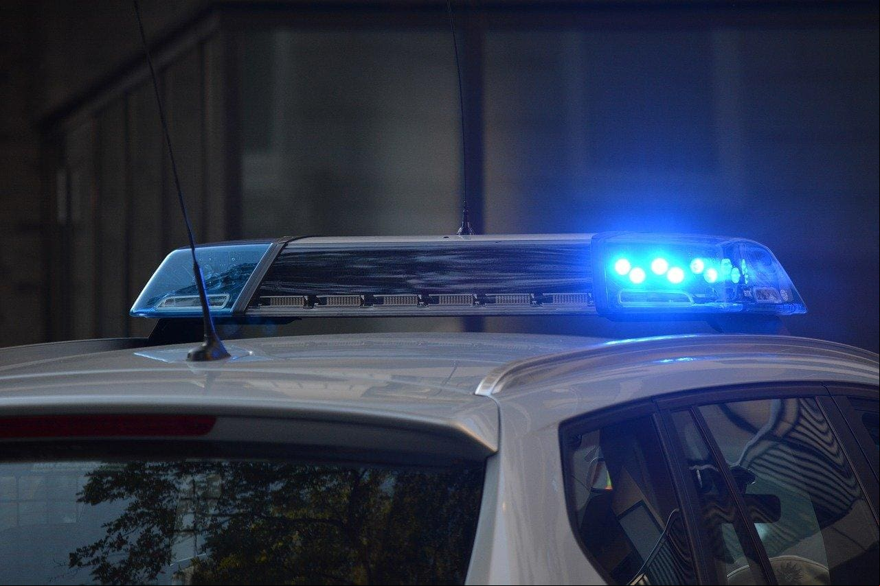 Viatura da polícia com sirene ligada Viatura da polícia com sirene ligada