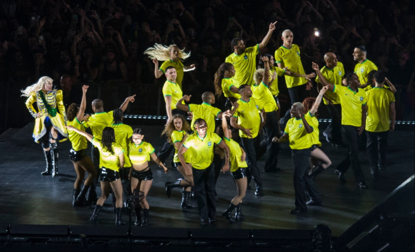 Imagem matéria O TEMPO - 9 Bailarinos de Lady Gaga vestiram camisa da seleção brasileira durante apresentação