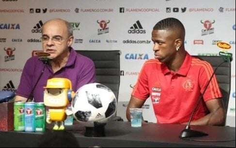 Bandeira de Mello ao lado de Vini Jr (Foto: Divulgação/Flamengo)