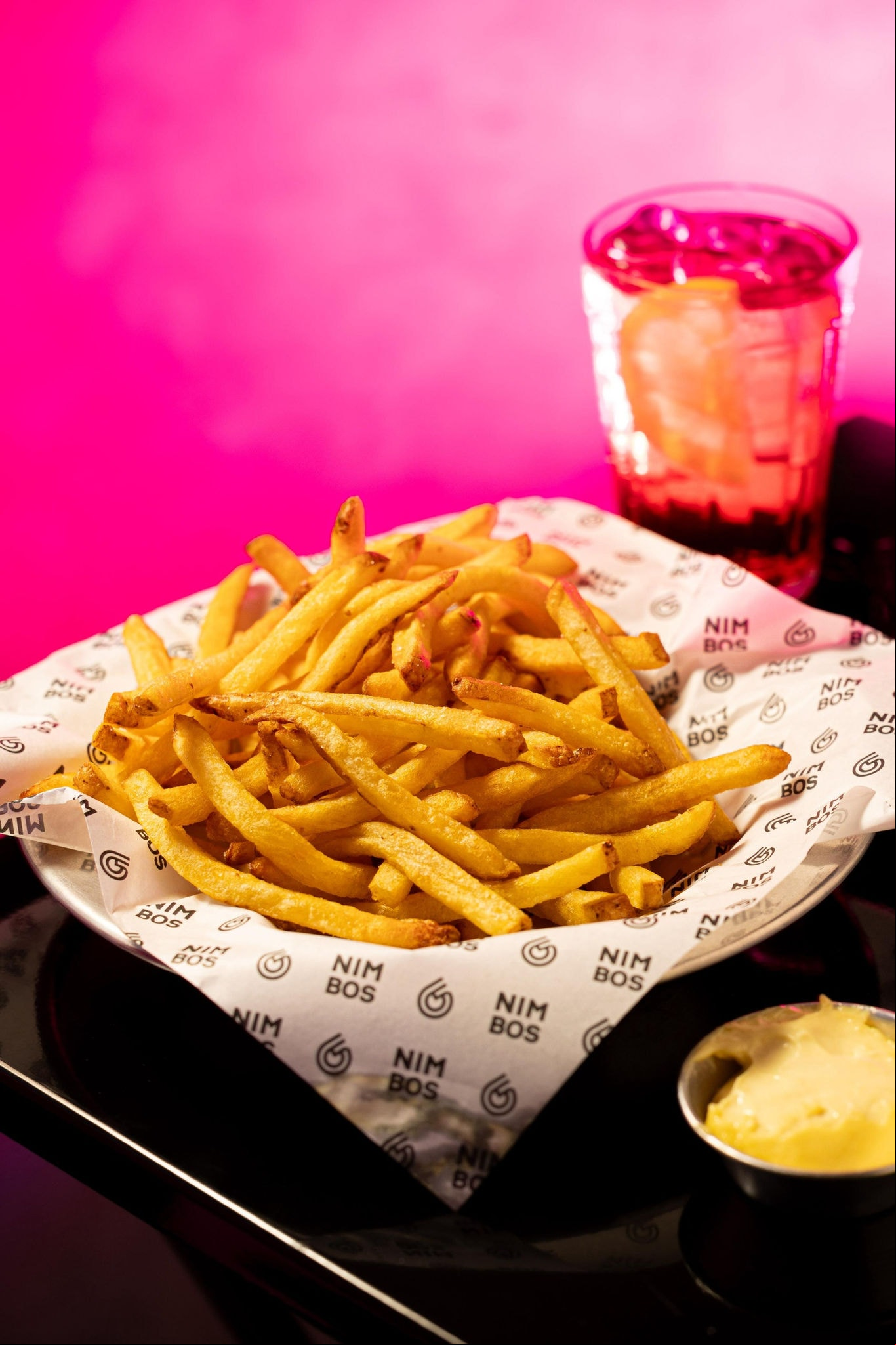 No Nimbos Bar, as batatas se transformam em prato principal com coberturas ousadas, divertidas e cheias de referências