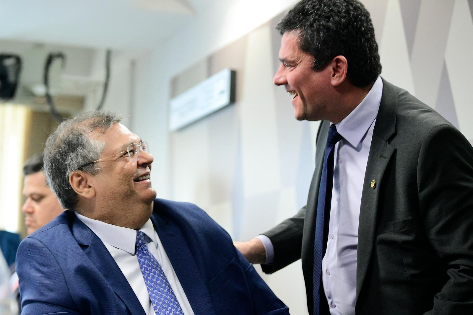 O ministro da Justiça, Flávio Dino, e o senador Sergio Moro durante sabatina na Comissão de Constituição e Justiça (CCJ)