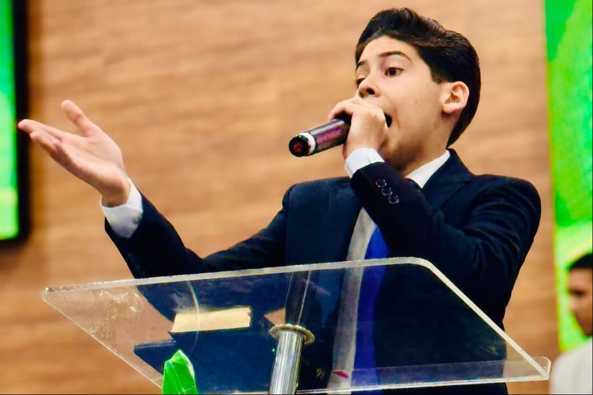 O adolescente Miguel Oliveira, conhecido como pastor mirim