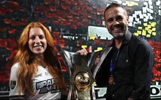 Artur Jorge e Maria Marques com taça do Brasielirão de 2024 (Foto: Vítor Silva/Botafogo)