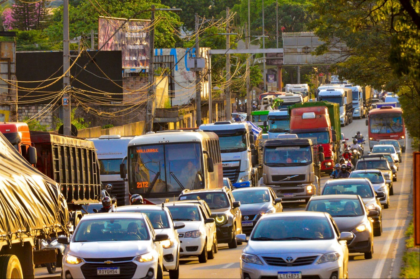 Trânsito em BH Transporte é p setor que mais emite poluentes na atmosfera em Belo Horizonte