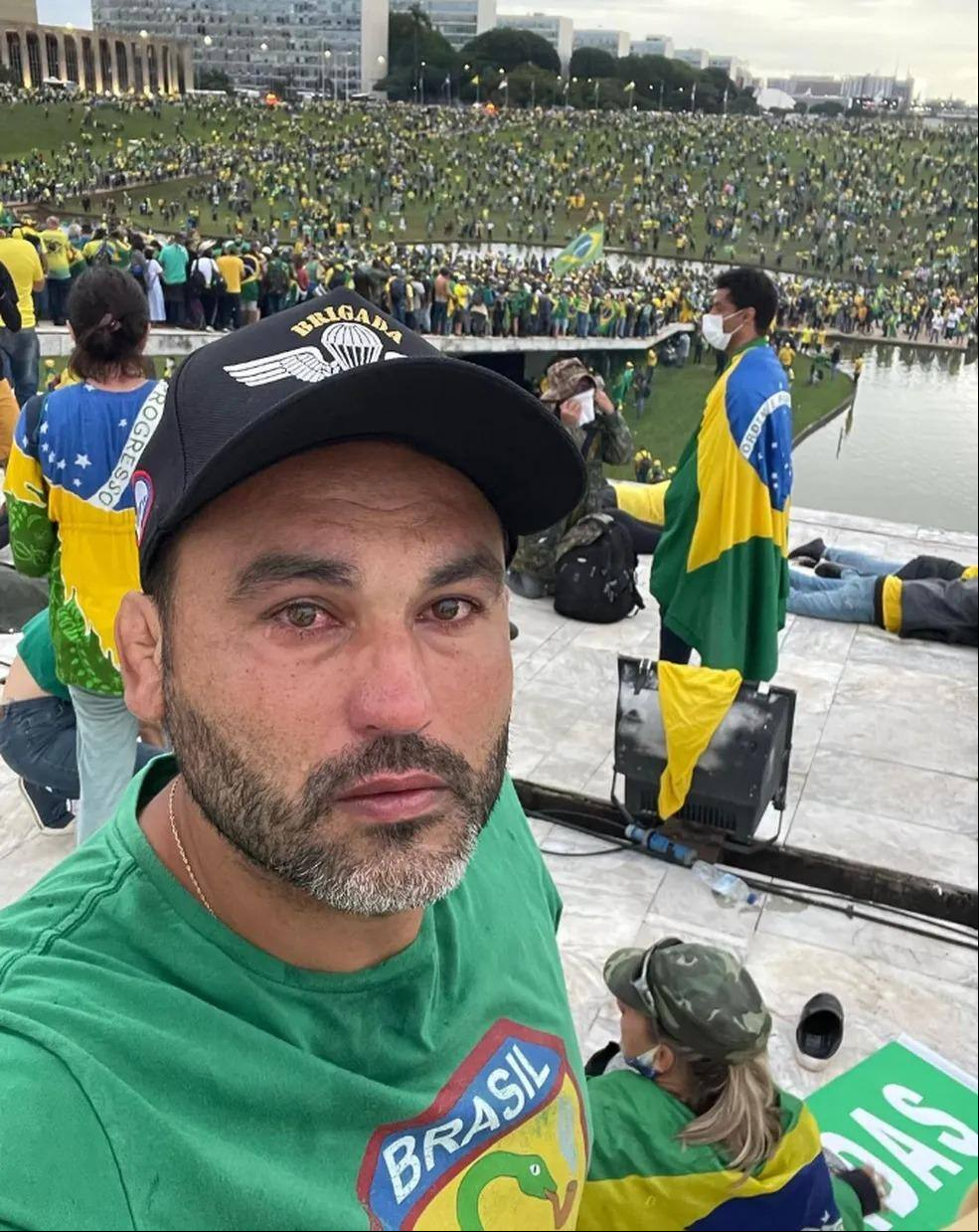 Léo Índio estava na Esplanada dos Ministérios em 8 de janeiro. Ele inclusive publicou imagens em uma rede social em cima do Congresso Nacional e próximo ao STF