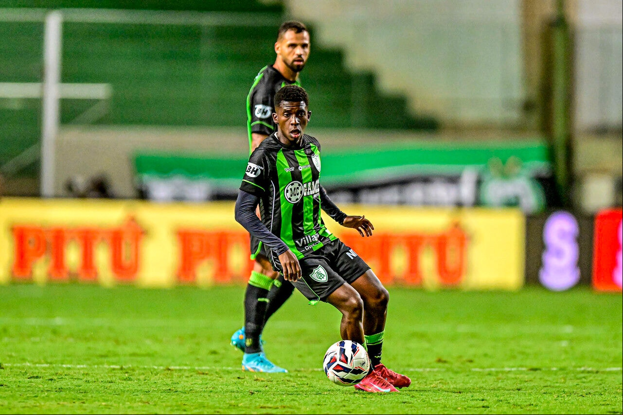 Josepher tomou terceiro cartão amarelo contra o Atlético-GO