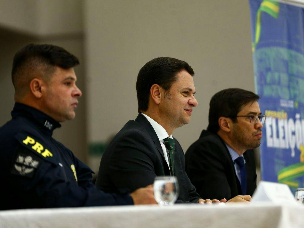 O diretor-geral da PRF, Silvinei Vasques, o ministro da Justiça e Segurança Pública, Anderson Torres, e o diretor-geral da PF, Márcio Nunes, durante entrevista coletiva sobre a Operação Eleições 2022 no segundo turno O diretor-geral da PRF, Silvinei Vasques, o ministro da Justiça e Segurança Pública, Anderson Torres, e o diretor-geral da PF, Márcio Nunes, durante entrevista coletiva sobre a Operação Eleições 2022 no segundo turno