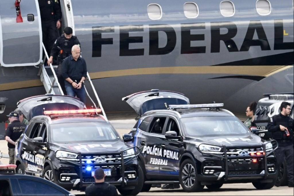 Domingos Brazão, conselheiro do Tribunal de Contas do Estado do RJ, desembarca de avião da PF em Brasília, onde está preso