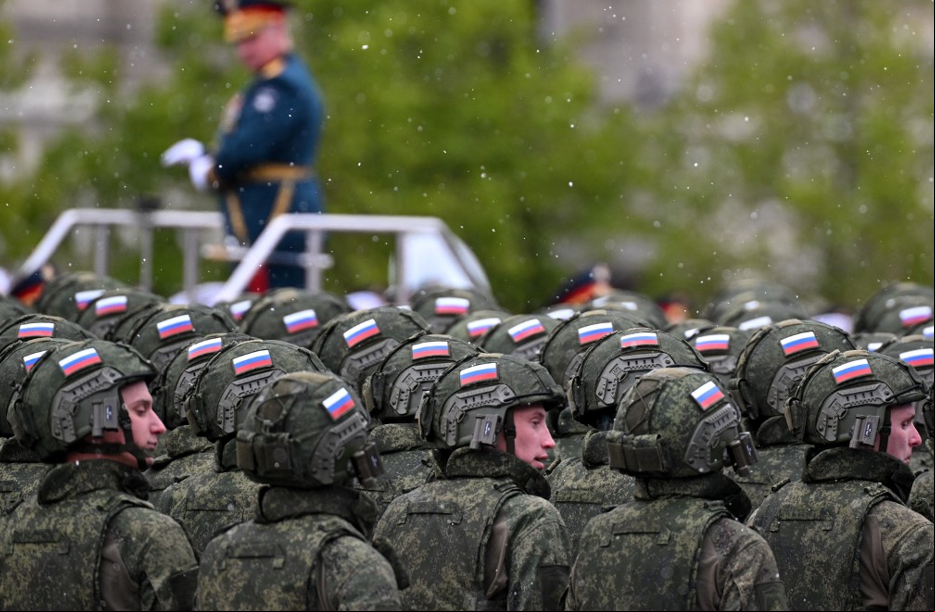 desfile militar rússia militares russos Militares russos preparam-se para desfile em Moscou