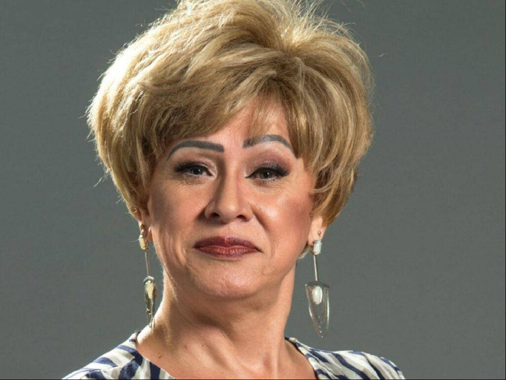 Nany People se ajoelha diante de Lília Cabral e declara: “Abraçou a causa LGBT antes de ser moda”