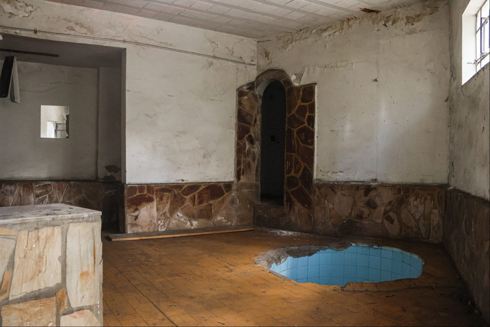 Prédio tem espaços com isolamento acústico que, conforme pesquisadora, dá indícios do que ocorreria na época da ditadura militar. e para o lado para ver todas as fotos.