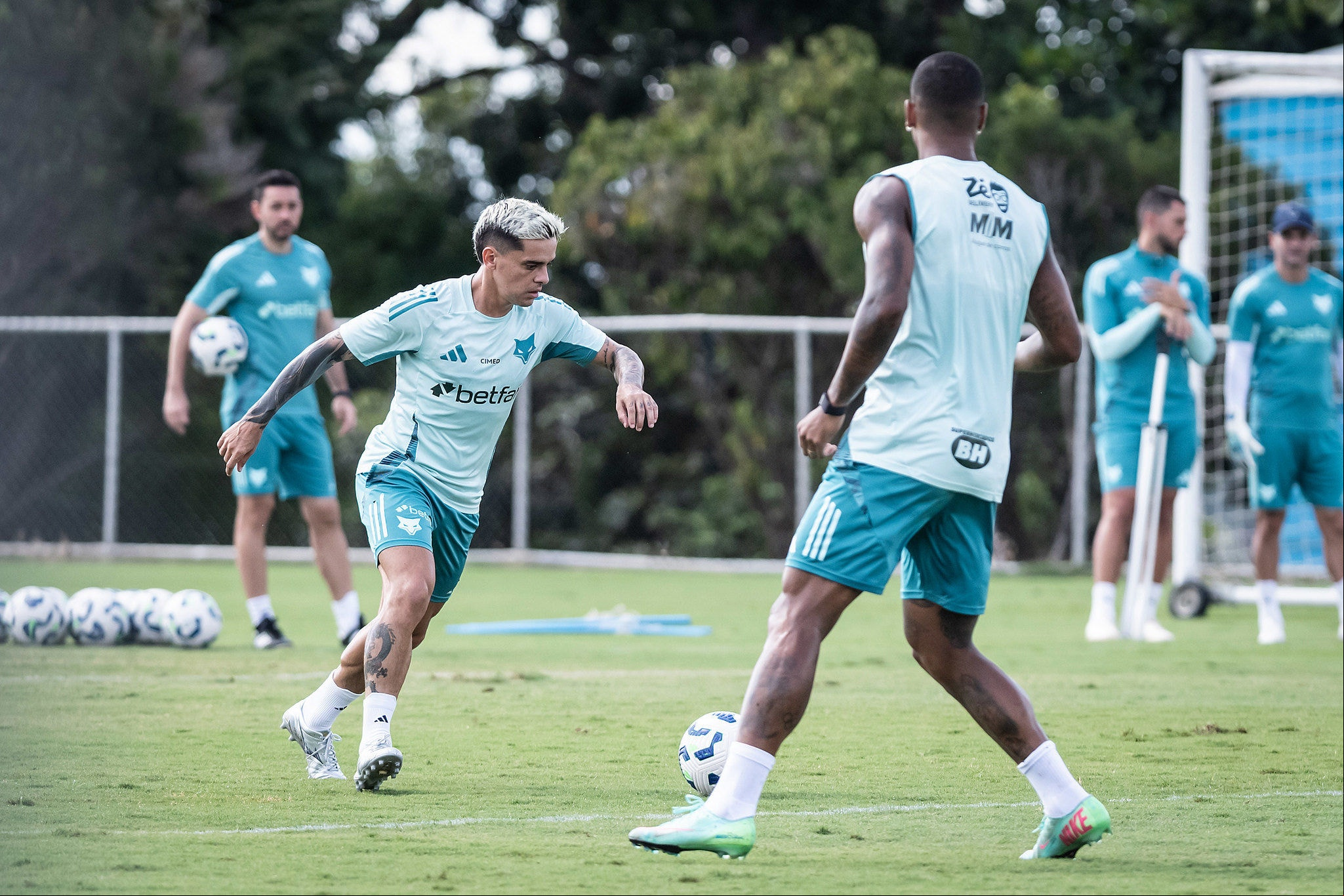Lateral-direito Fagner em ação no treino de campo na Toca da Raposa nesta sexta (23)