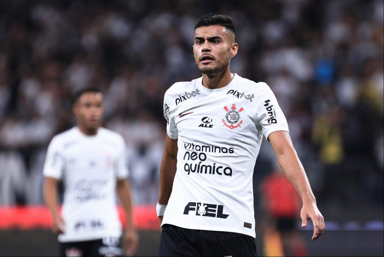 meio-campista custou 8 milhões de dólares aos cofres do Corinthians (cerca de R$ 40 milhões)