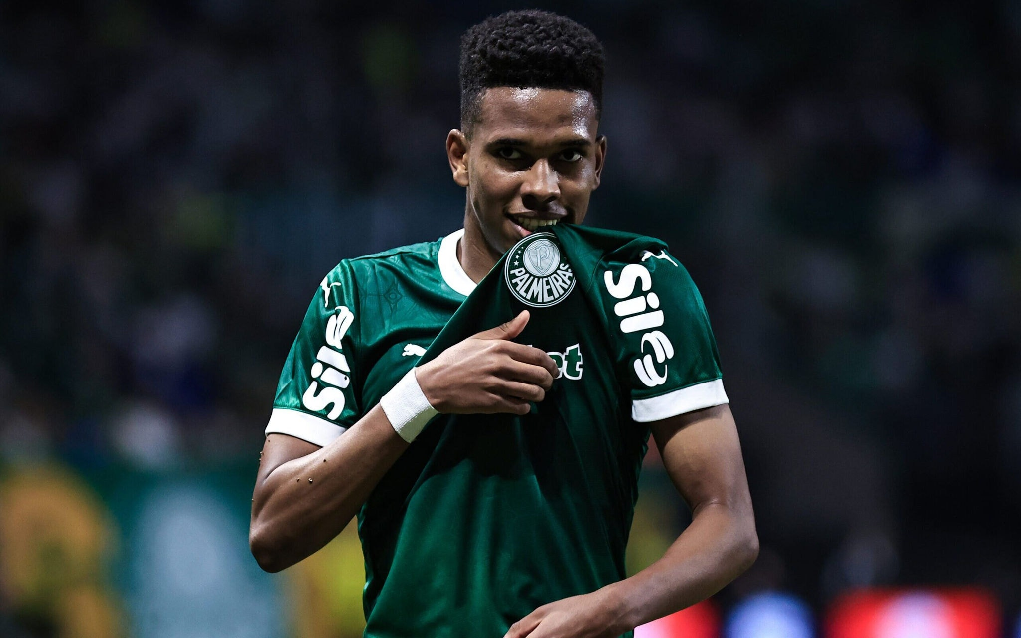 Estêvão comemora um de seus gols durante partida entre Palmeiras x Ceará (Foto: Fabio Giannelli/AGIF)