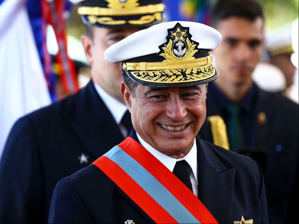 O então comandante da Marinha, Almir Garnier Santos, durante cerimônia comemorativa dos 157 anos da Batalha Naval do Riachuelo, no Grupamento de Fuzileiros Navais de Brasília