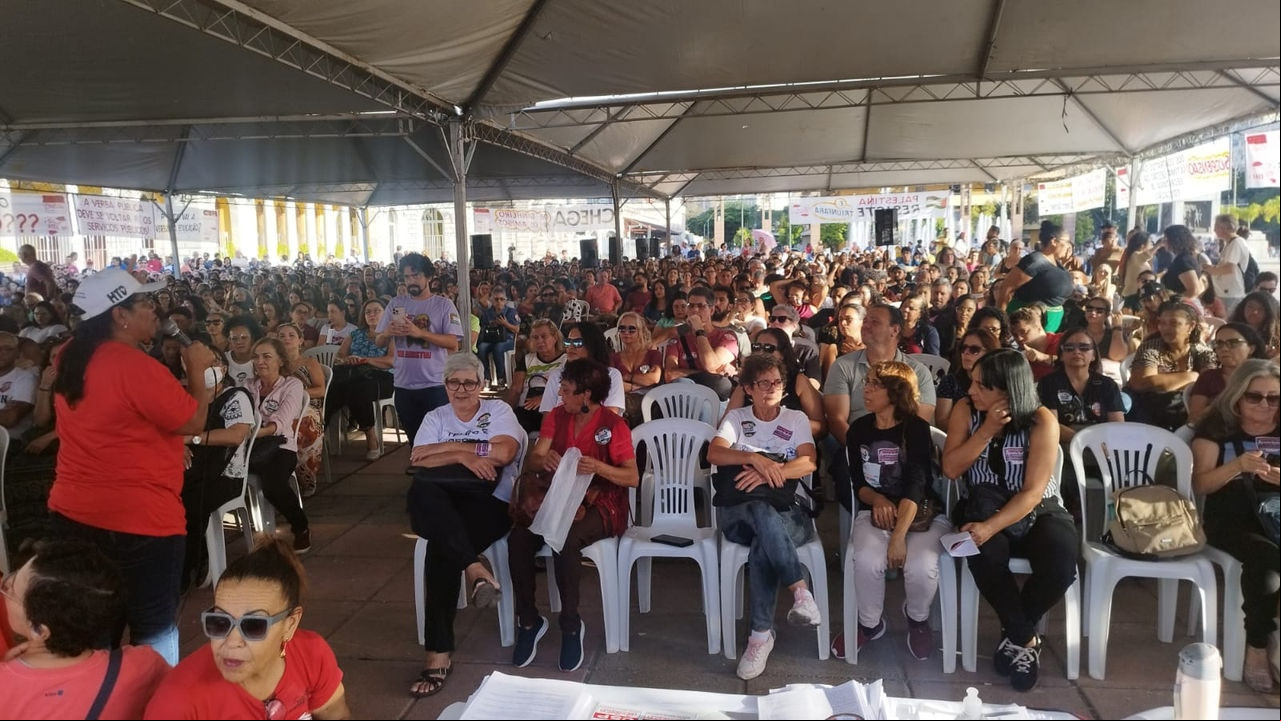 Professores decidiram, por unanimidade, estrar em greve durante assembleia na praça da Estação 