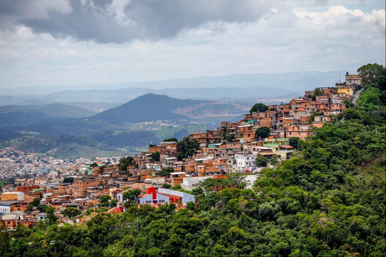 Aglomerado da Serra Brasil é um país marcado pelas desigualdades sociais