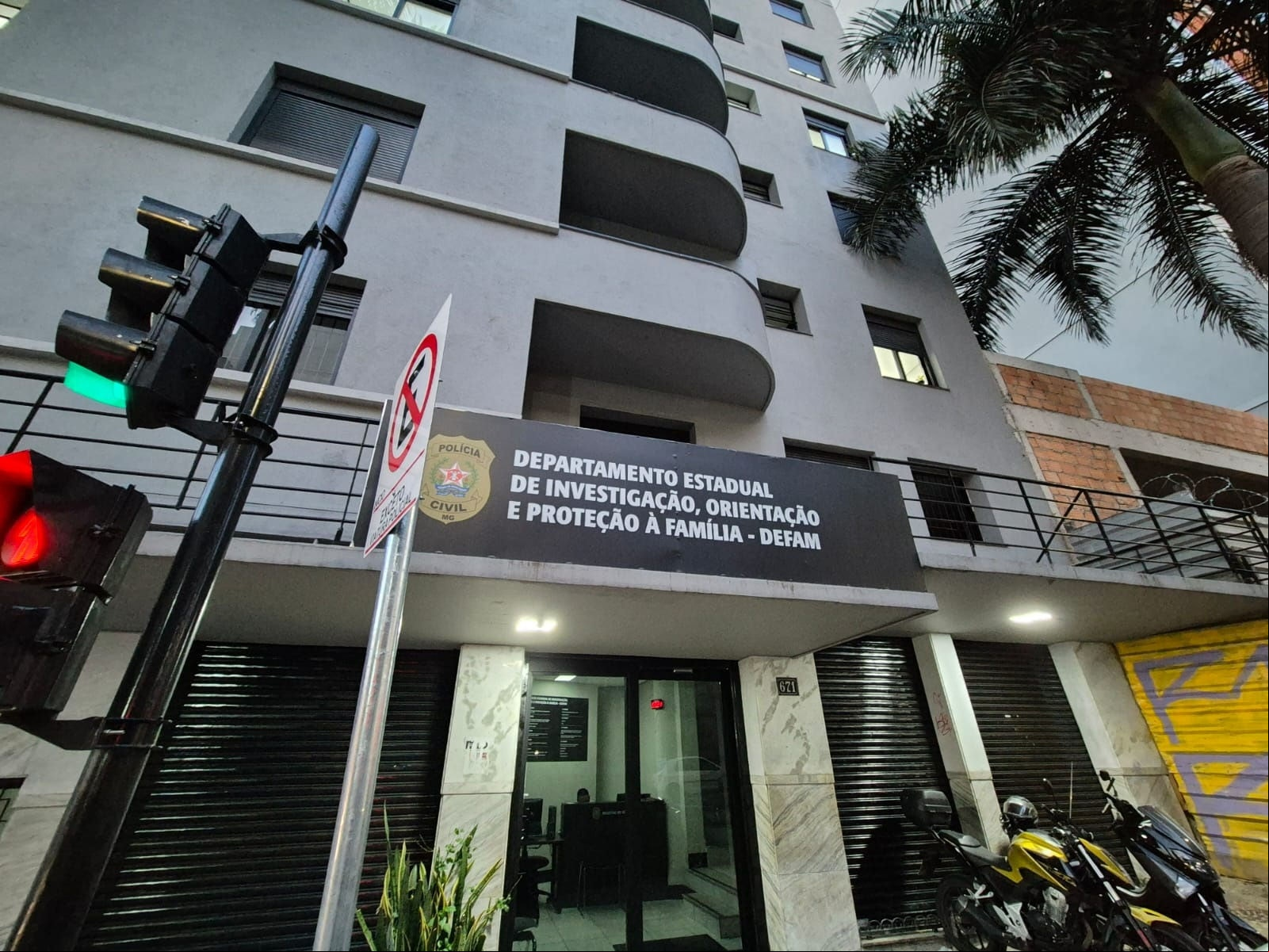 Pais de estudantes do Colégio Santa Maria, em BH, vão à delegacia denunciar criação de falsos nudes por alunos