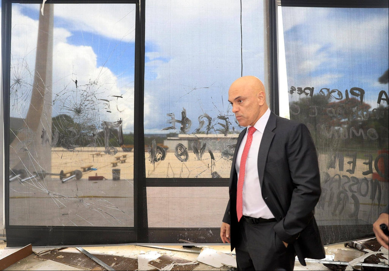 Ministro Alexandre de Moraes avalia estragos após vandalismo no STF Ministro Alexandre de Moraes avalia estragos após vandalismo no STF