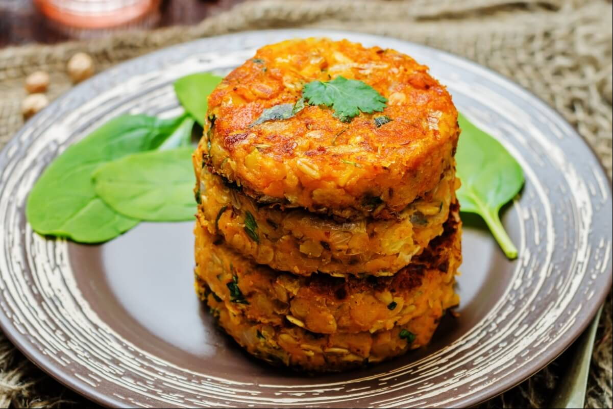 Hambúrguer vegetariano de batata-doce e grão-de-bico