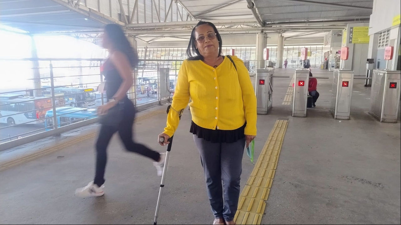 Raílda Miranda da Silva usa bengala e depende dos equipamentos para transitar nas estações