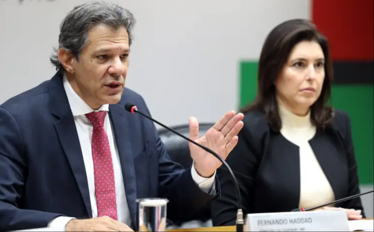 Os ministros da Fazenda, Fernando Haddad, e do Planejamento e Orçamento, Simone Tebet, durante coletiva