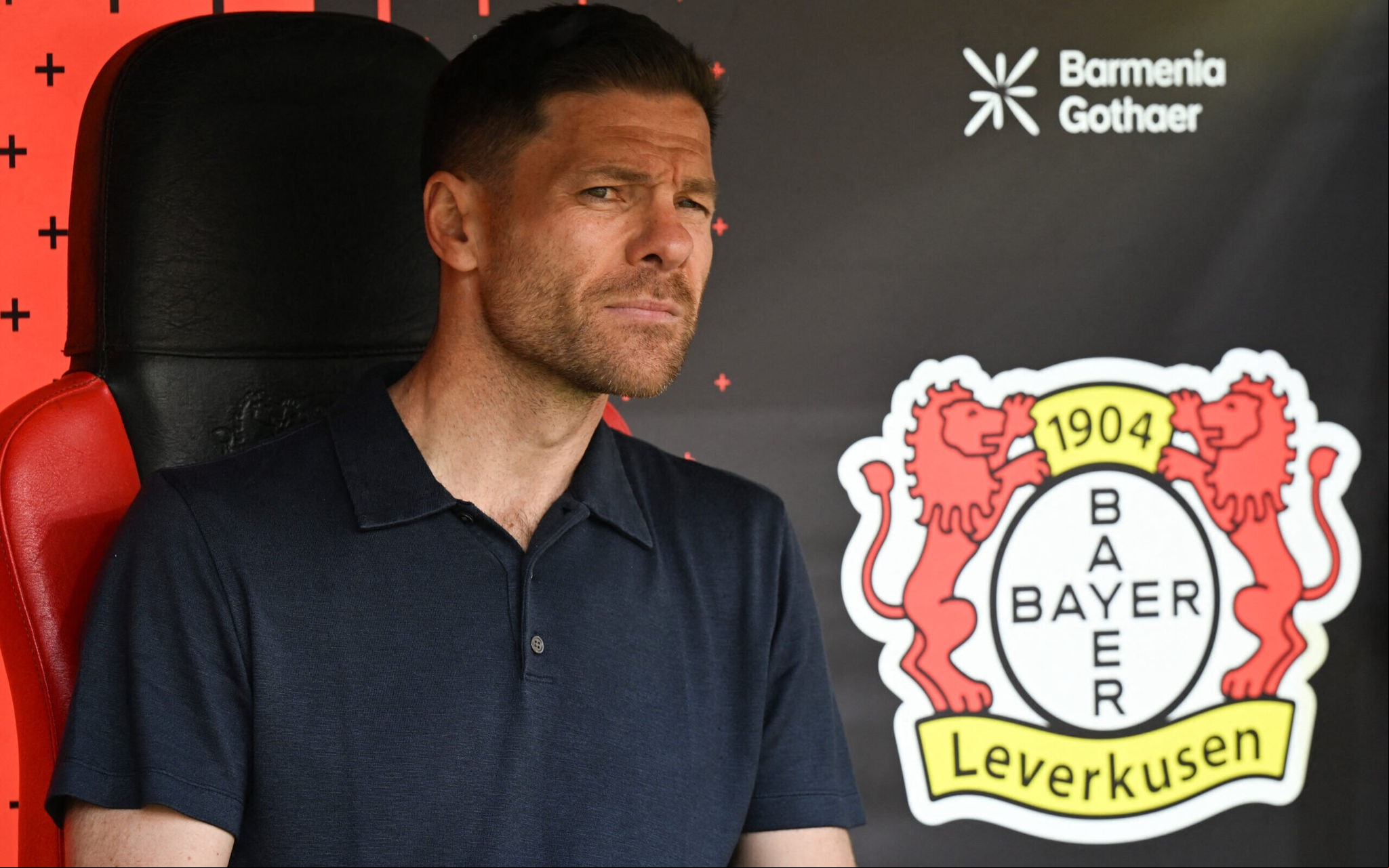 Especulado no Real Madrid, Xabi Alonso ocupa banco do Bayer Leverkusen durante jogo contra o Union Berlin (Foto: Ina Fassbender/AFP)