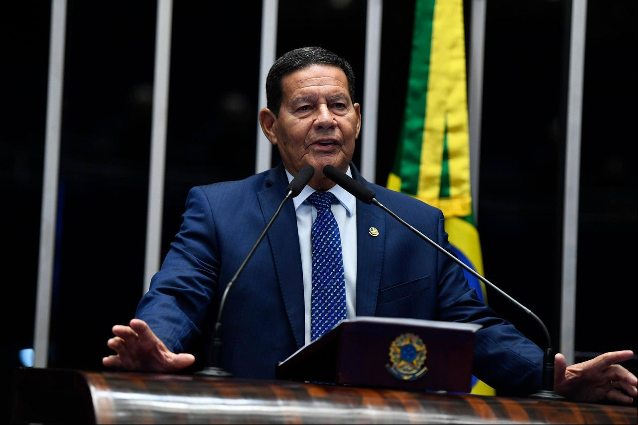 O senador Hamilton Mourão durante sessão plenária O senador Hamilton Mourão durante sessão plenária
