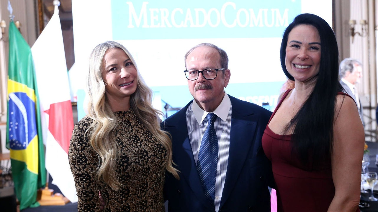 O idealizador do Prêmio Top Of Mind Mercado Comum, em sua 30º edição, Carlos Alberto Teixeira, entre suas filhas, Michelle e Danielle Teixeira, no Automóvel Clube