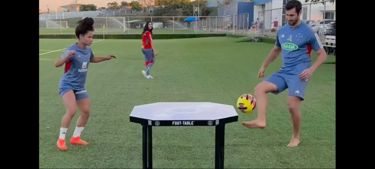 Alê mostra intimidade com a bola em partida de 'futmesa' durante visita ao treino da equipe feminina do Cruzeiro