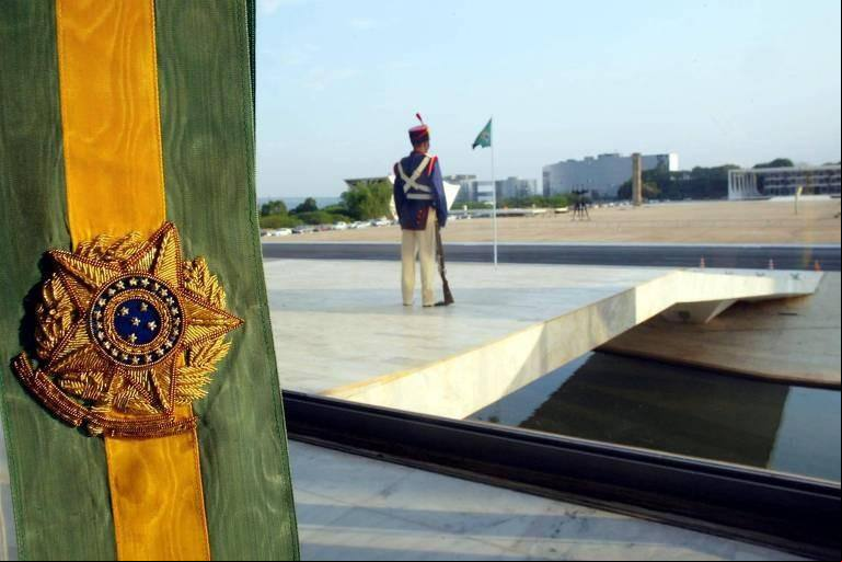 Faixa presidencial no Palácio do Planalto, com um Dragão da Independência ao fundo, na rampa, em Brasília