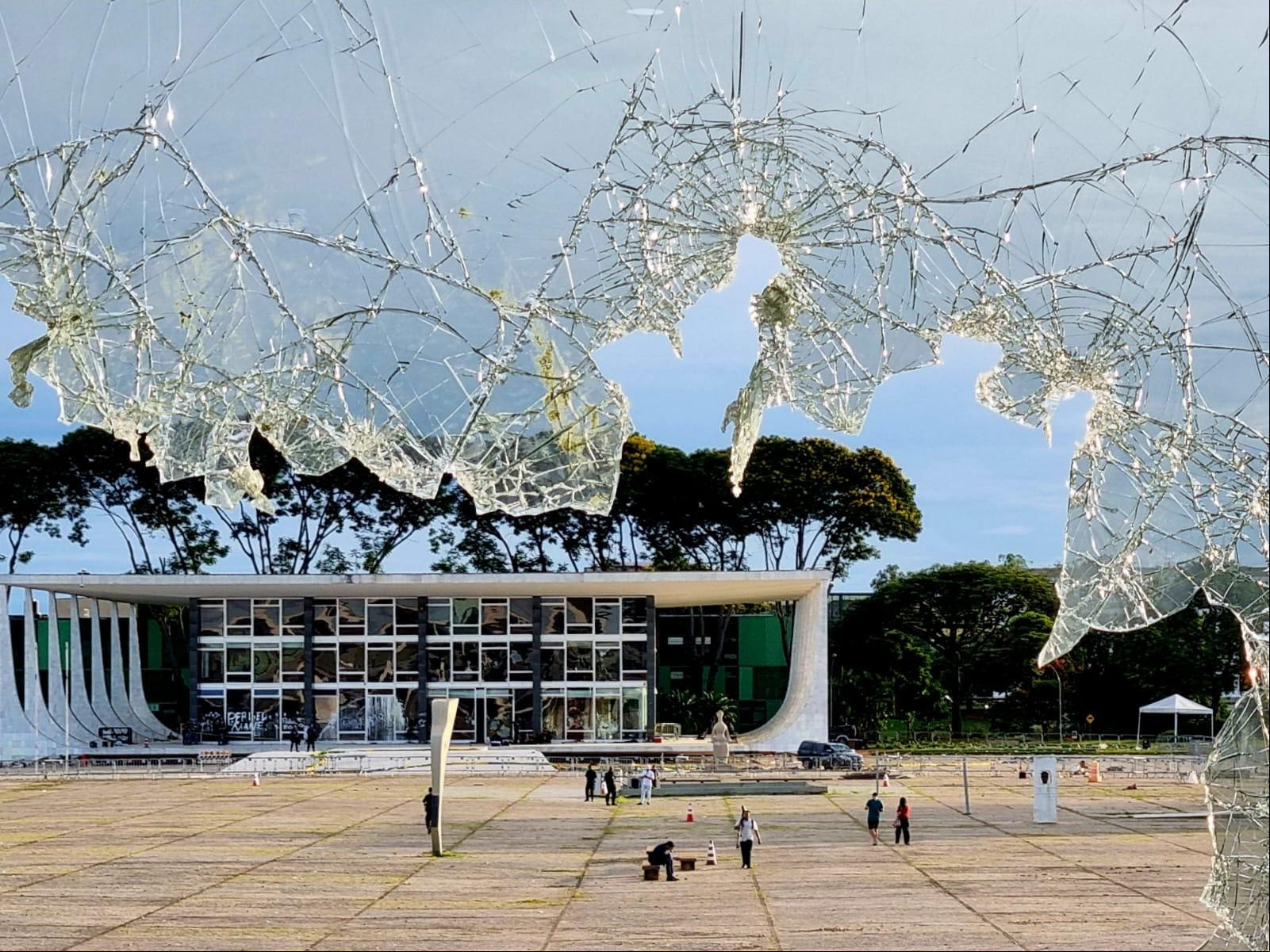 atos-terroristas-brasília-palácio-do-planalto-by-renato-alves-o-tempo O presidente Luiz Inácio Lula da Silva (PT) chegou a dizer estar convencido de que a porta principal do Palácio do Planalto, por não ter sido quebrada, teria sido deixada aberta para facilitar a invasão