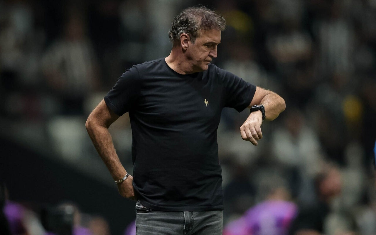 Queda de rendimento do Atlético não está relacionada à dívida, conforme o técnico Cuca