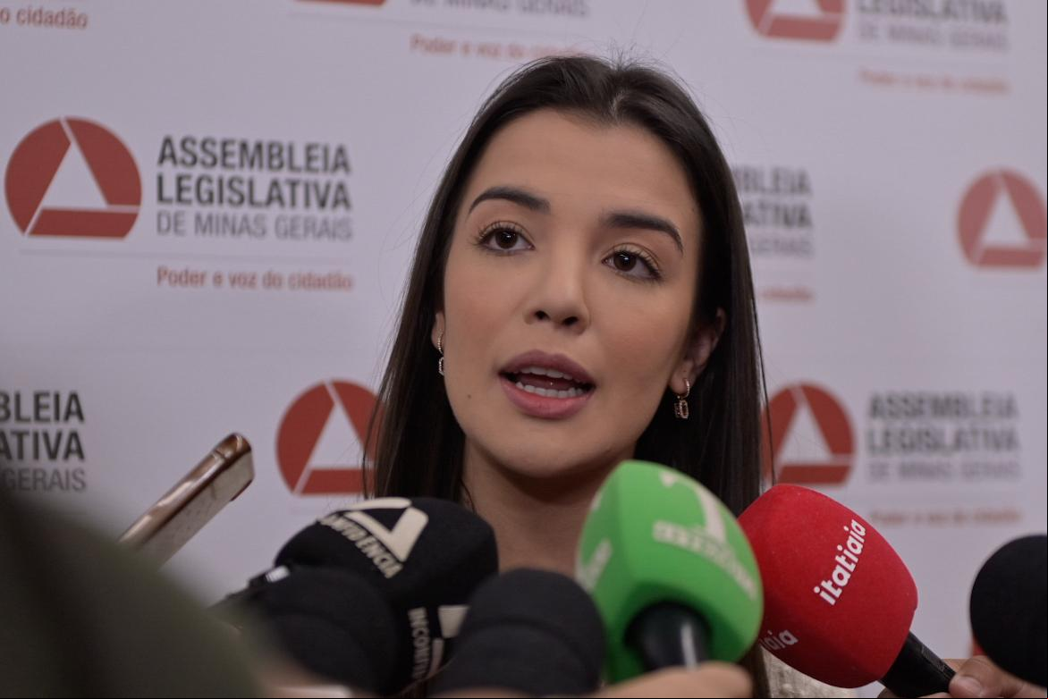 Deputada acusa ativista de ameaça durante audiência na ALMG; caso gerou suspensão e apuração.