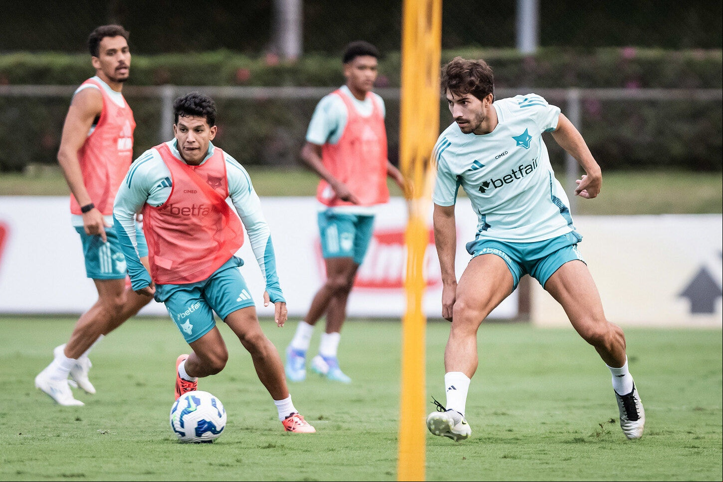 Lucas Silva e Lucas Romero em ação durante treino na Toca da Raposa