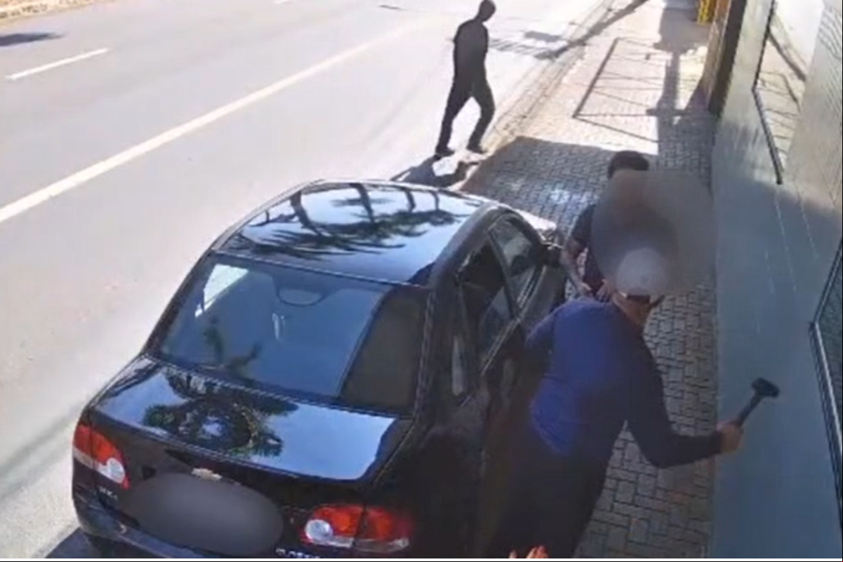 As imagens mostram quando o motorista empunha um martelo de brinquedo e ameaça o ageiro