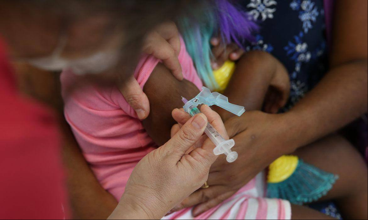 Segundo infectologista, vacinação é a principal forma de prevenção para idosos e crianças