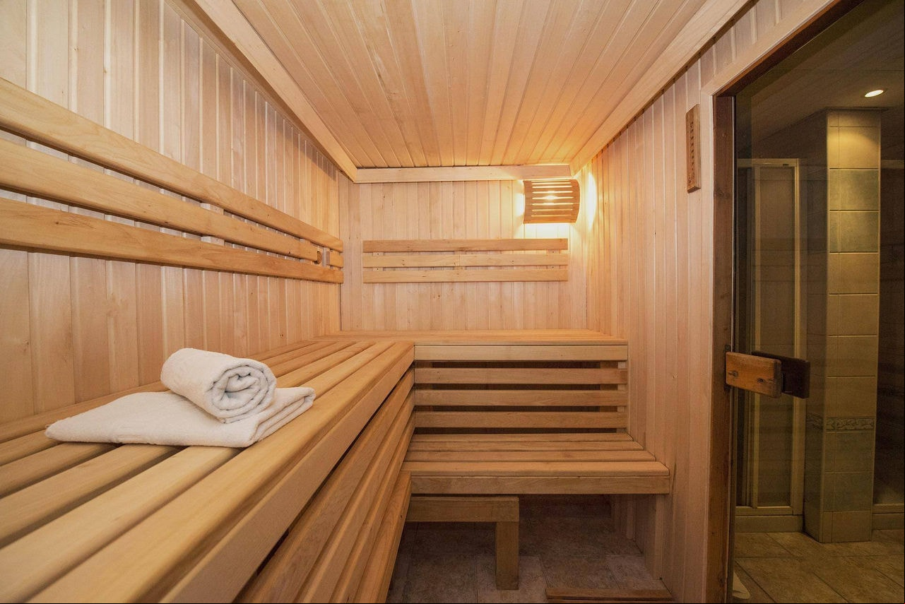 Homem chamou a zeladora do prédio à sauna e mostrou suas partes íntimas