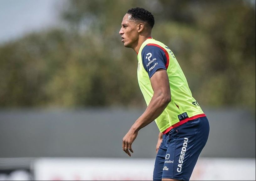 Yerry Mina renovou seu contrato com o Cagliari