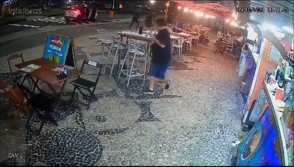 Imagem de câmera de segurança de um quiosque, na Barra da Tijuca, mostra o momento em que os três criminosos desceram do carro e mataram três médicos
