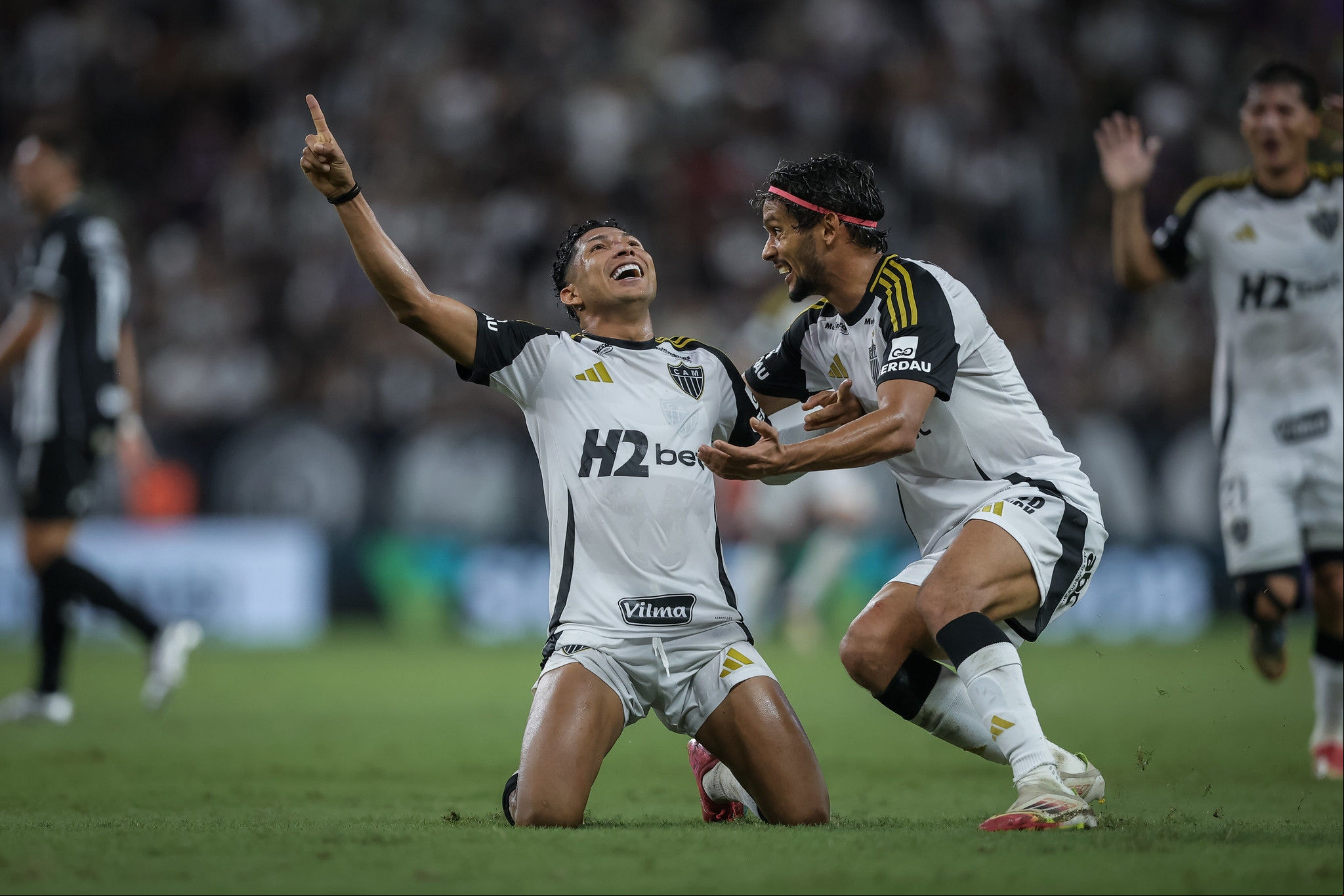 Rony celebra golaço contra o Ceará