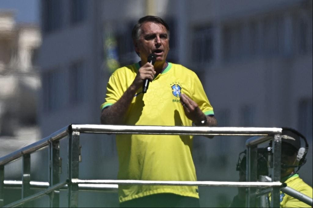 Bolsonaro em ato na praia de Copacabana