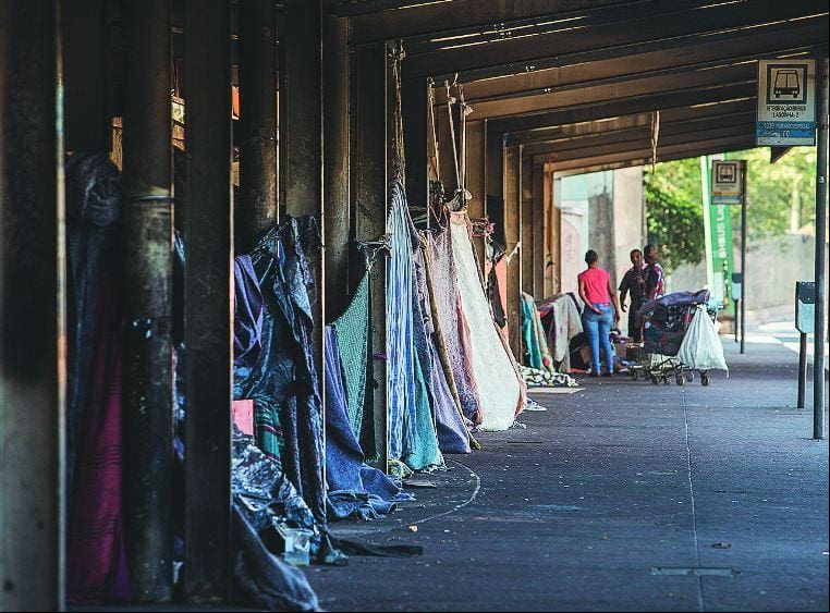 Quase 11 milhões caíram na pobreza em todo o país em 2021 A violência não é um fenômeno isolado; ela está entrelaçada a uma série de questões estruturais, como a marginalização social