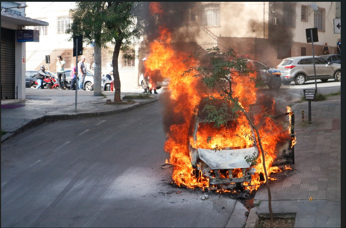 Carro que estava estacionado em rua do bairro Gutierrez pegou fogo na manhã deste sábado (31)