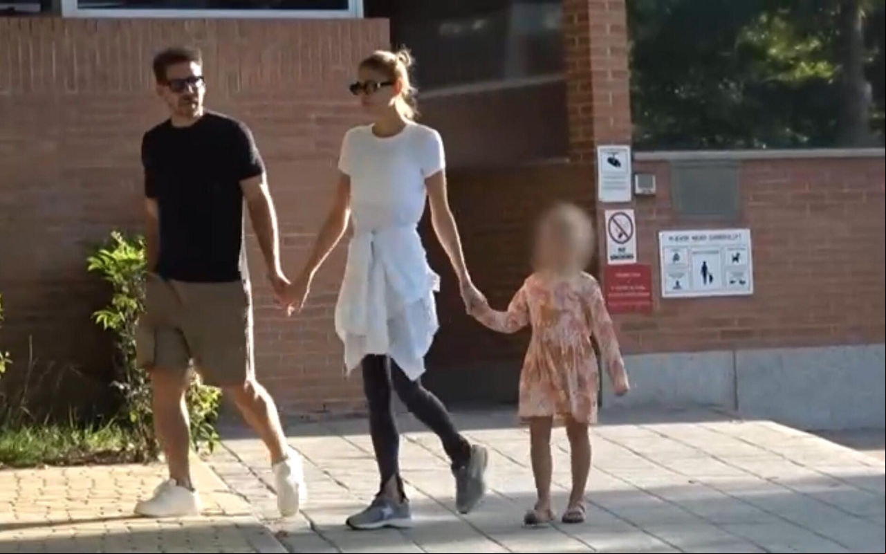 Diego e Carla Simeone com sua filha saindo da escola (Reprodução: Marca)